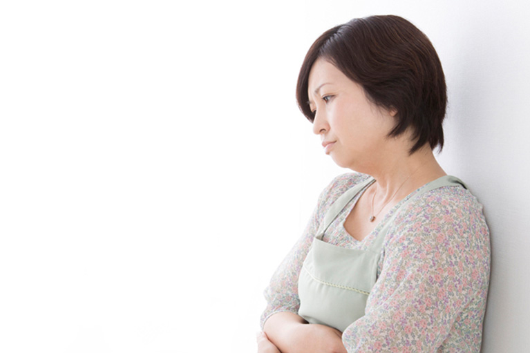 悩んでいる女性